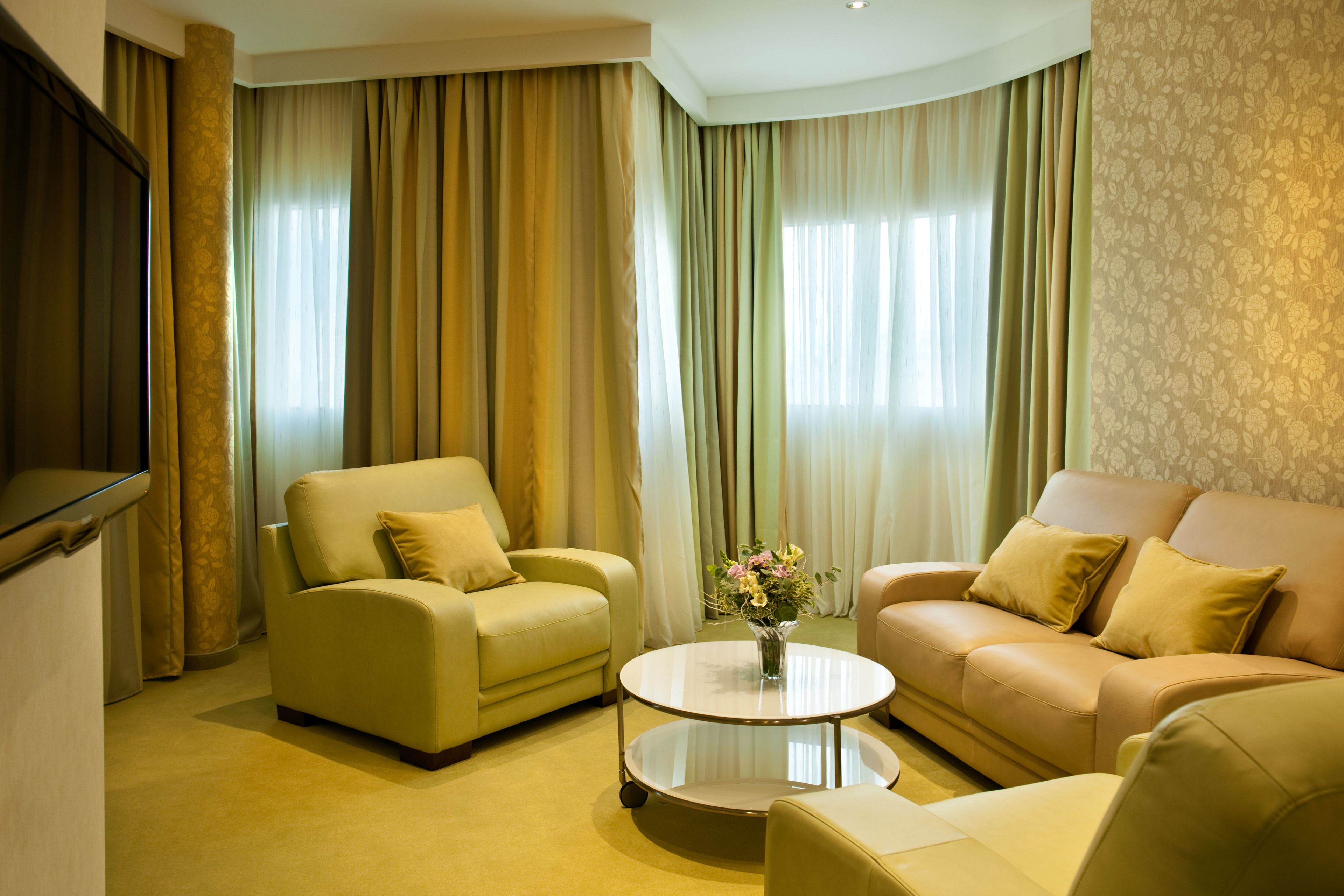 executive suite, 1 king bed, city view | living room | 32-inch lcd tv with digital channels, tv, pay films