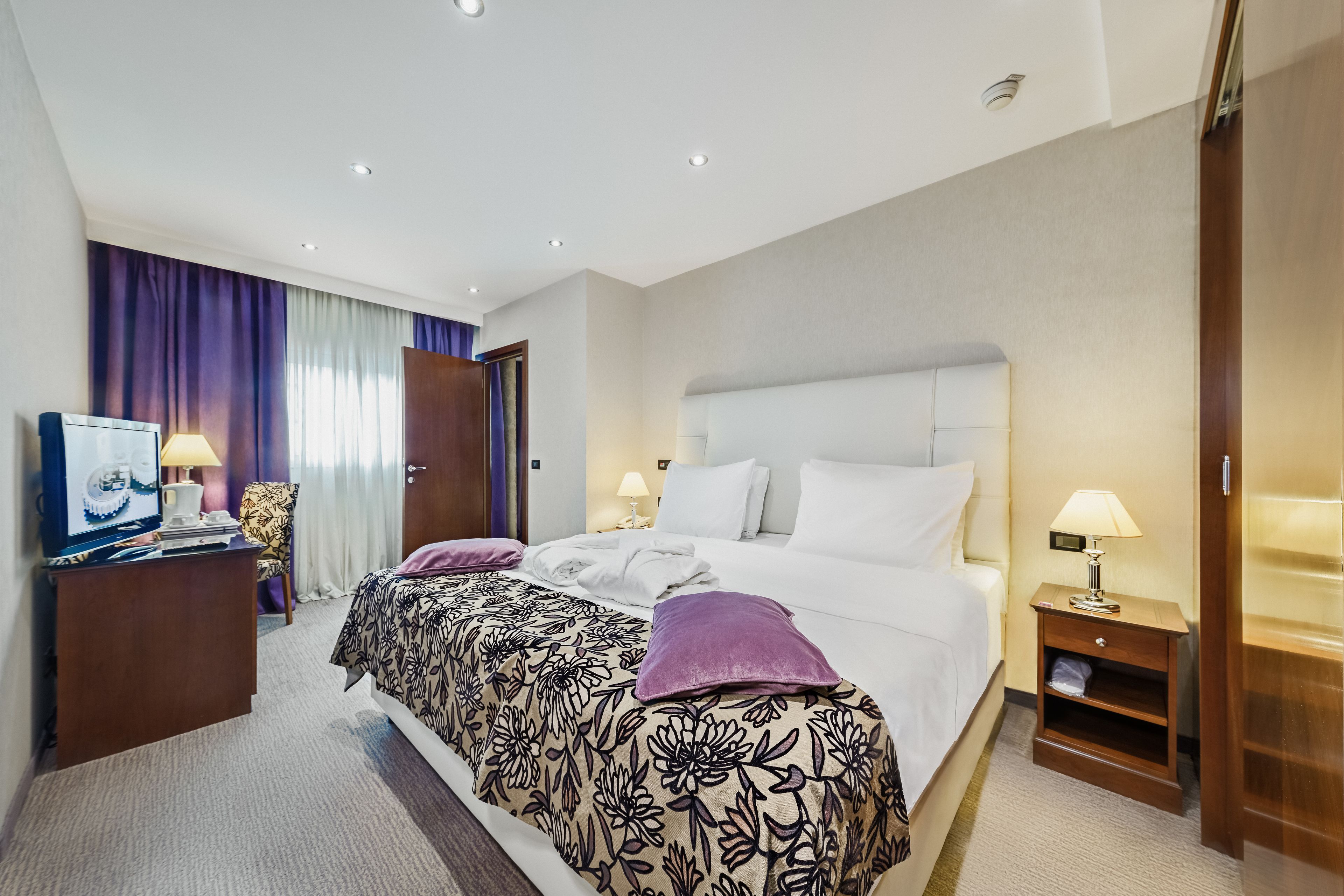 Executive Suite, 1 King Bed, City View | Hypo-allergenic bedding, in-room safe, desk, blackout drapes