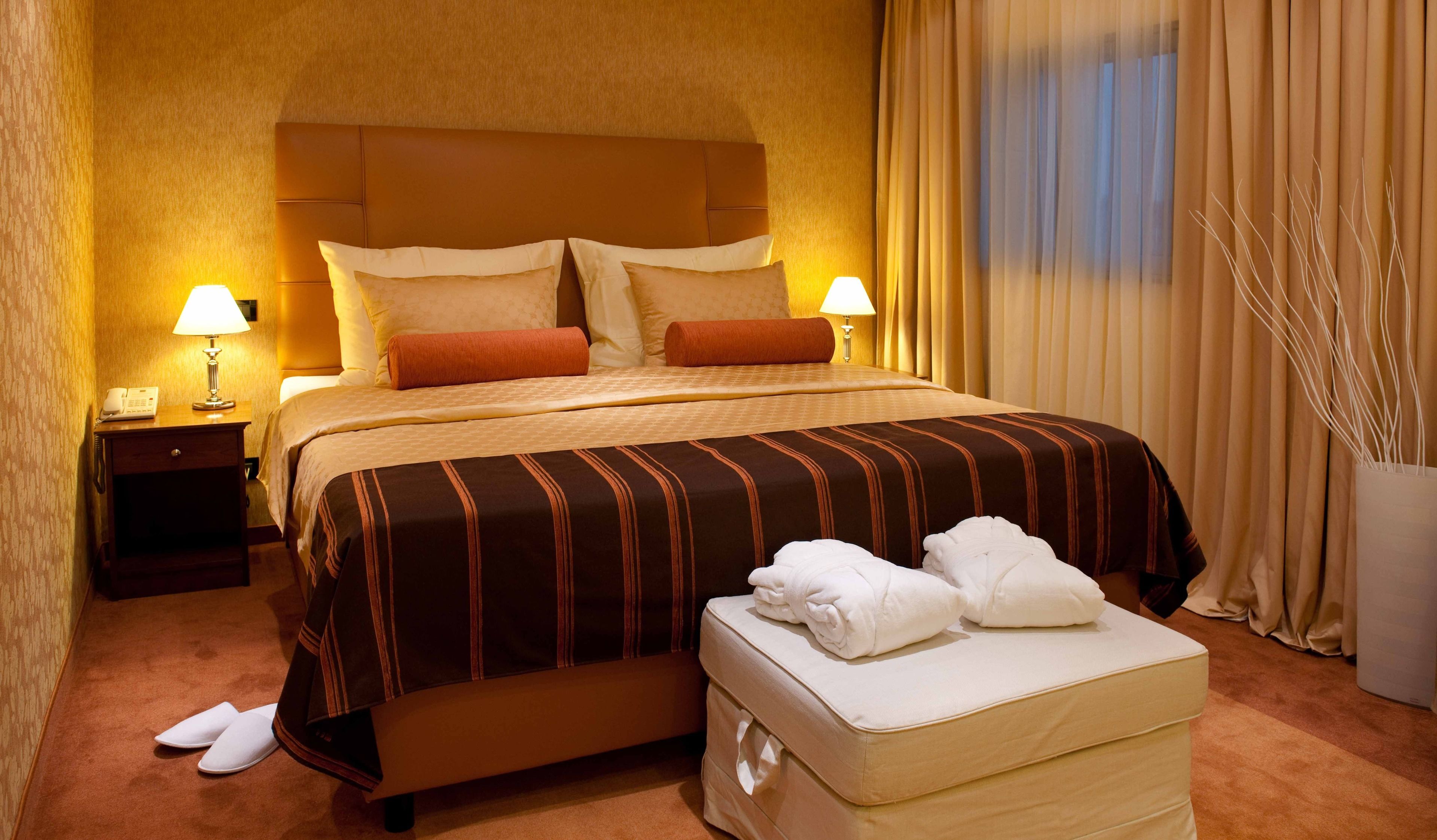 deluxe double room, 1 king bed | hypo-allergenic bedding, minibar, in-room safe, desk