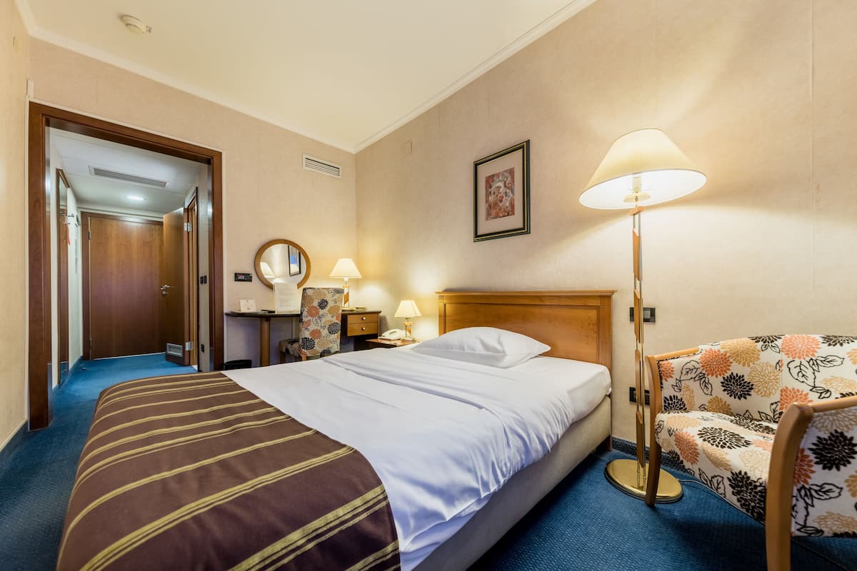 Habitación individual estándar | Ropa de cama hipoalergénica y minibar