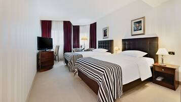 Standard Twin Room, Multiple Beds | Hypo-allergenic bedding, in-room safe, desk, blackout curtains