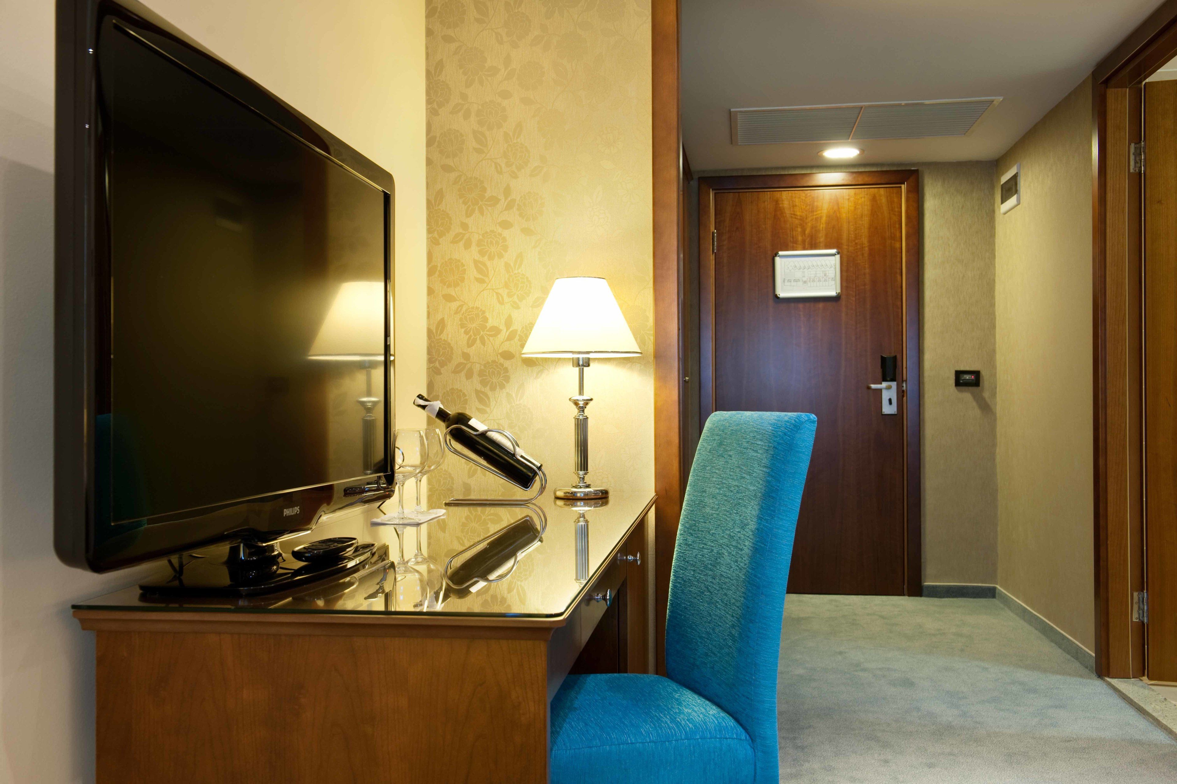 hypo-allergenic bedding, minibar, in-room safe, desk