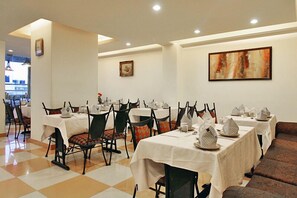 Dining - Hotel Clark International (New Delhi)