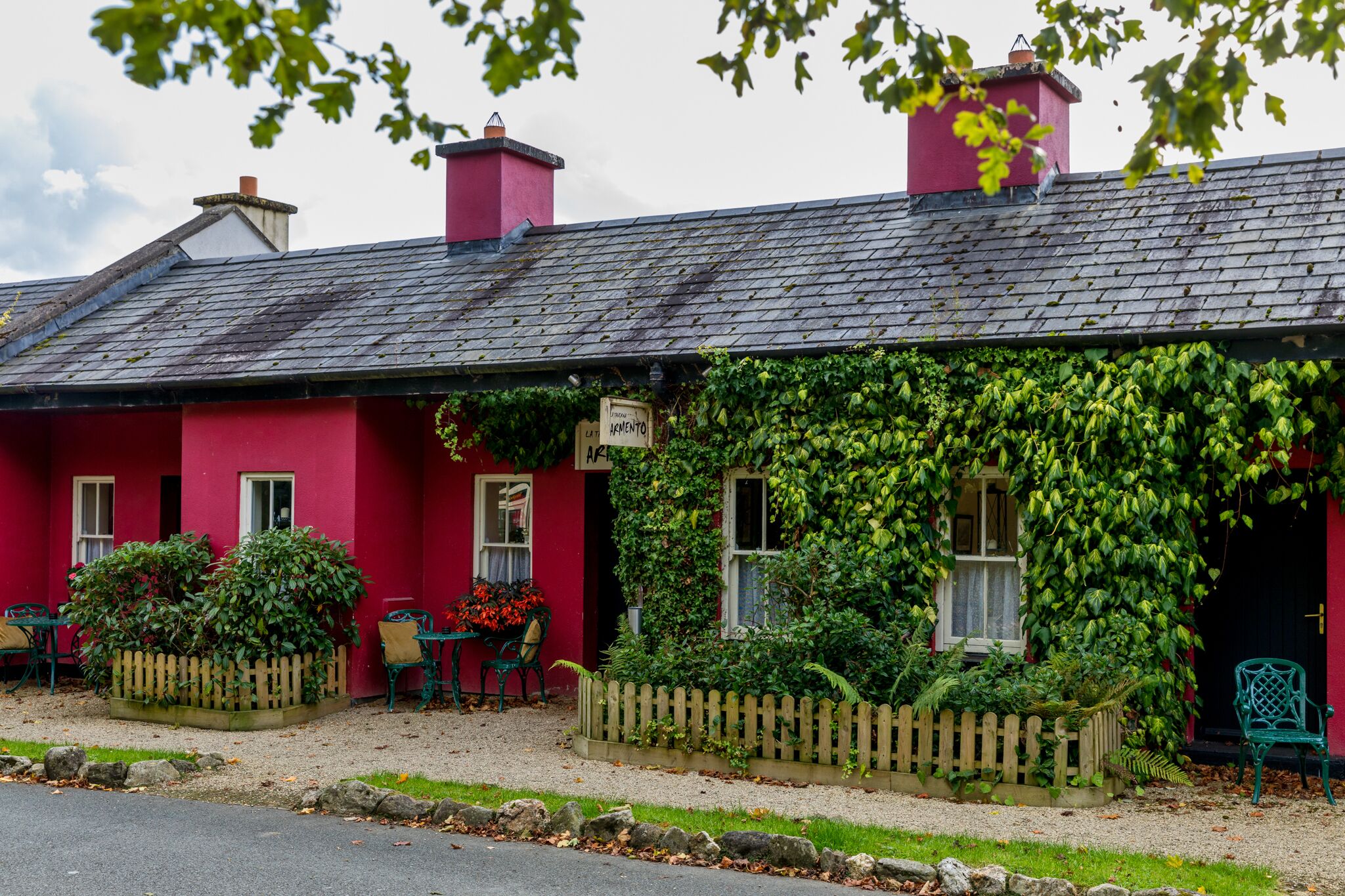 2 restaurants, lunch served