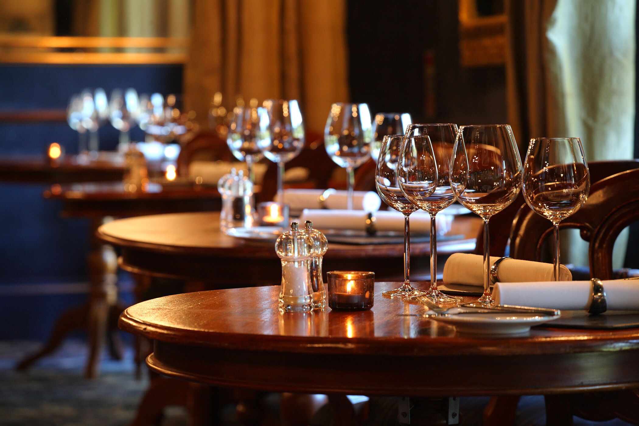 2 restaurants; lunch and dinner served 