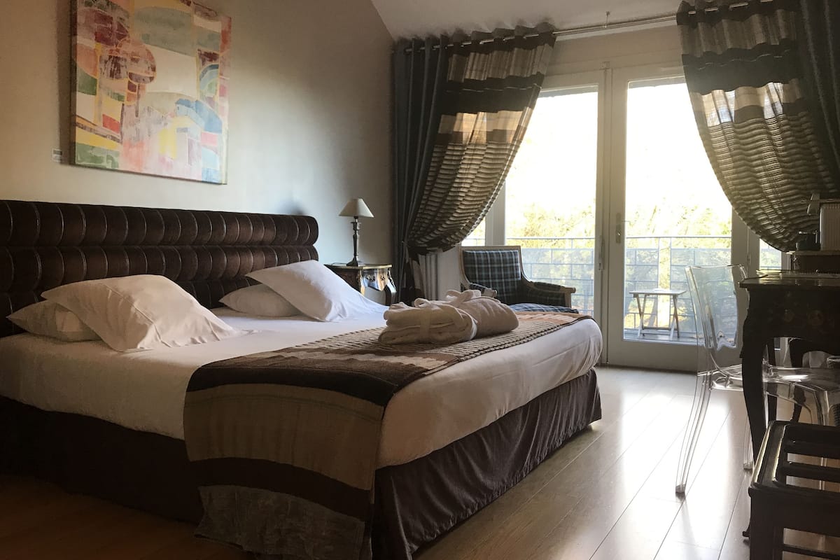 premium bedding, in-room safe, desk, soundproofing