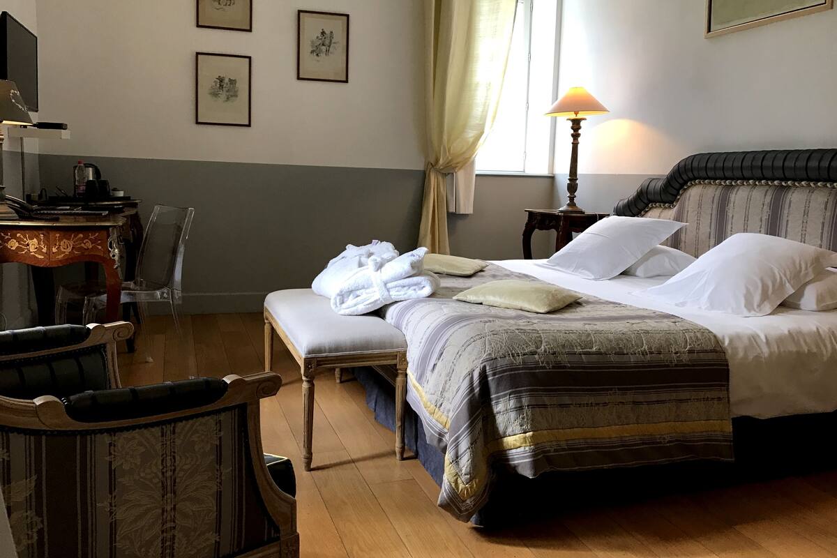 Premium bedding, in-room safe, desk, soundproofing
