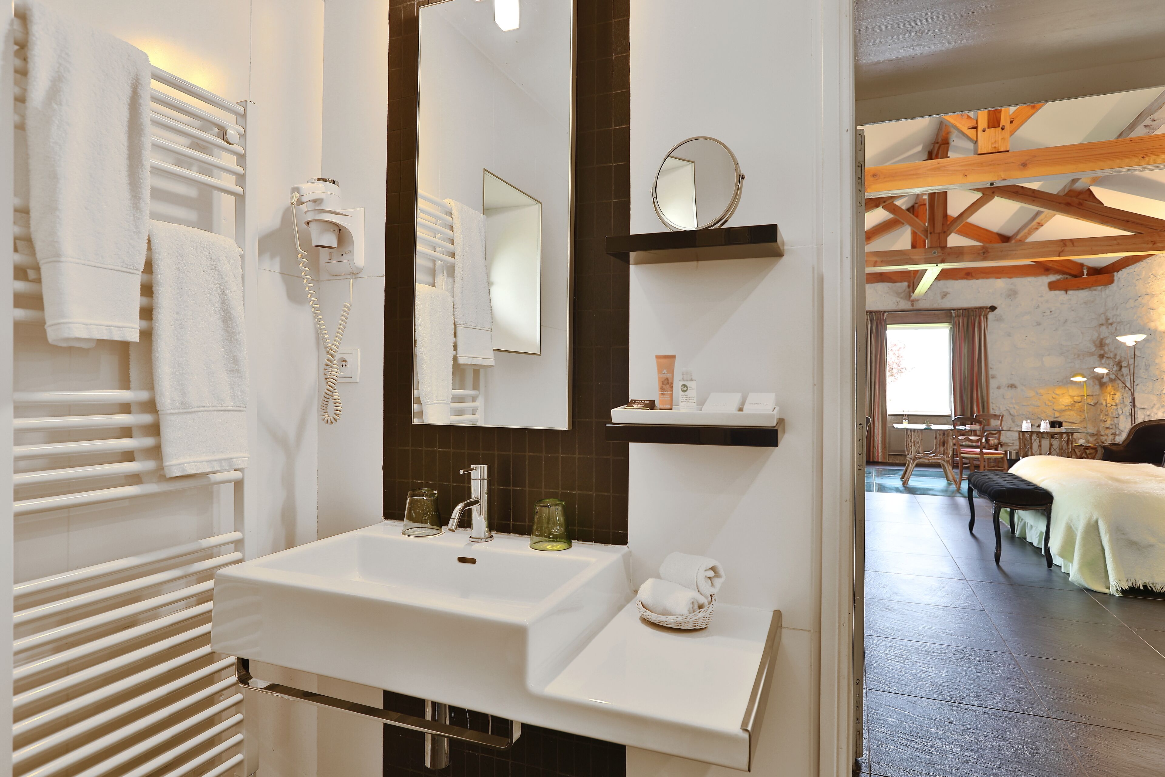 room (le moulin) | bathroom | combined shower/bathtub, free toiletries, hair dryer, bathrobes