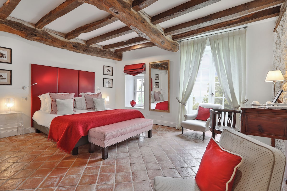 1 bedroom, in-room safe, individually decorated, individually furnished