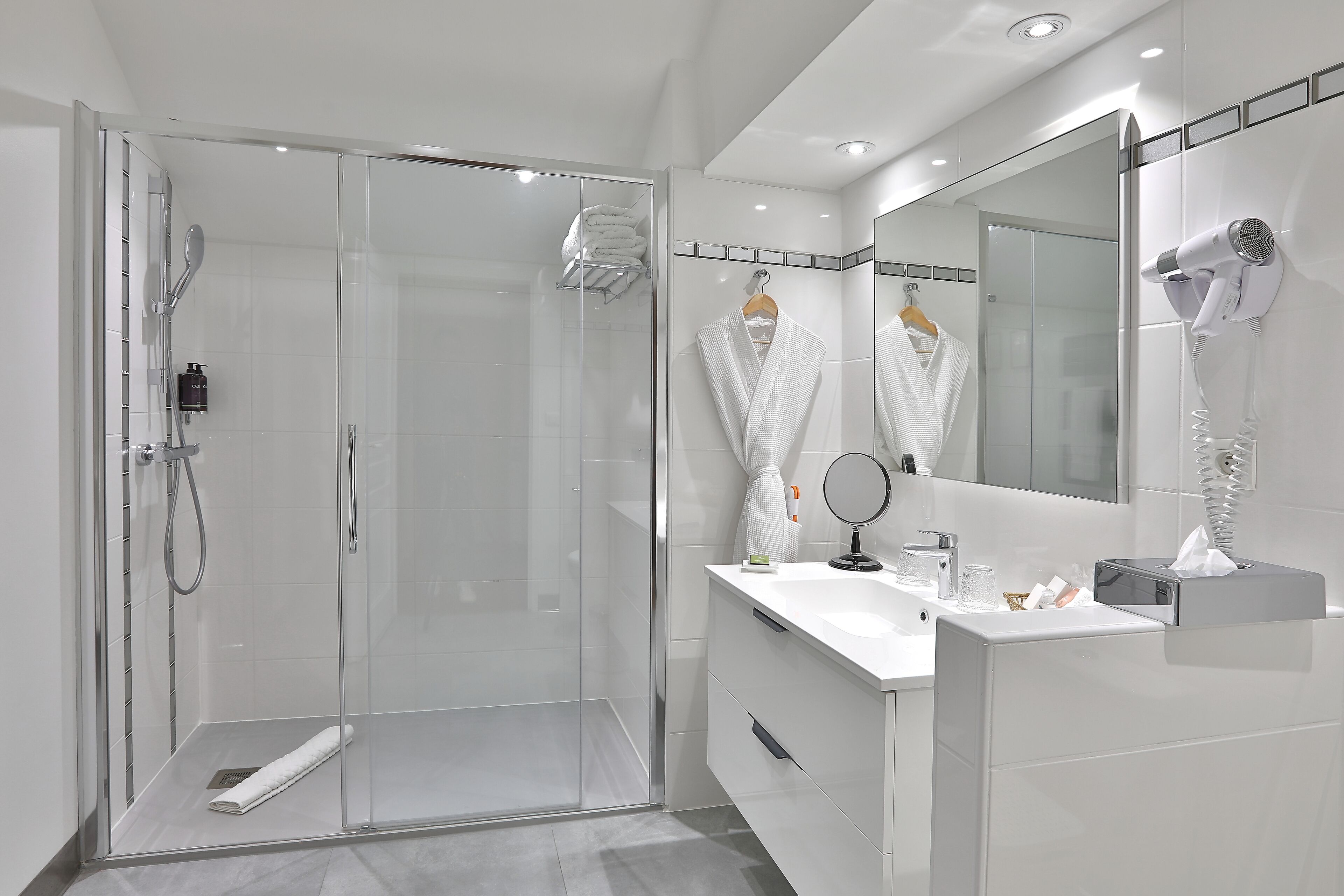 superior double room | bathroom | combined shower/bathtub, free toiletries, hair dryer, bathrobes