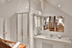 Classic Double Room | Bathroom | Combined shower/tub, free toiletries, hair dryer, bathrobes
