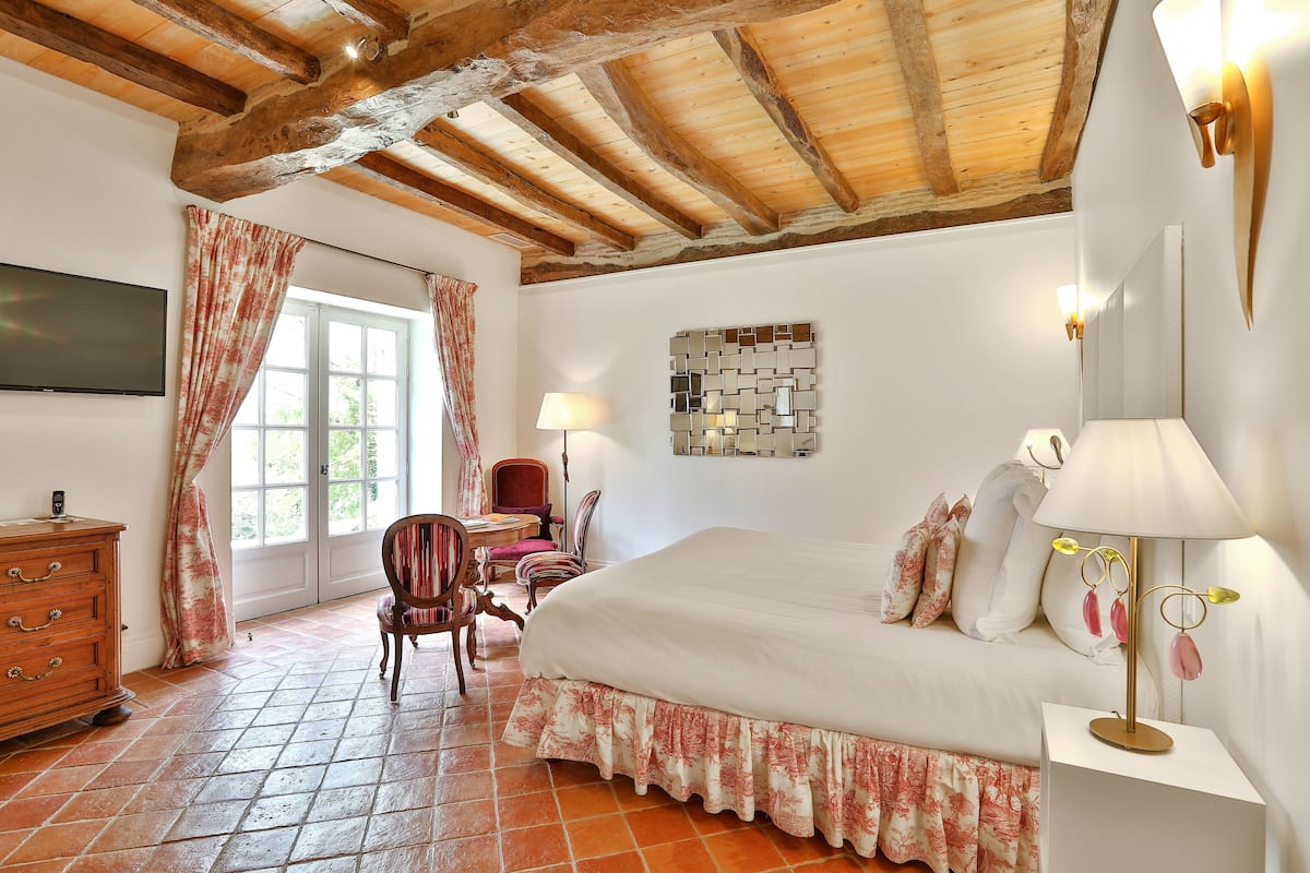 Deluxe Double Room | 1 bedroom, in-room safe, individually decorated, individually furnished