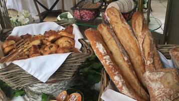 朝食 (ビュッフェ)、毎日提供 (1 名様 27 EUR)