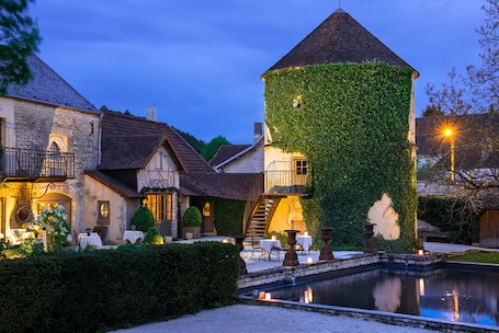 Außenbereich. Château de Courban & Spa Nuxe