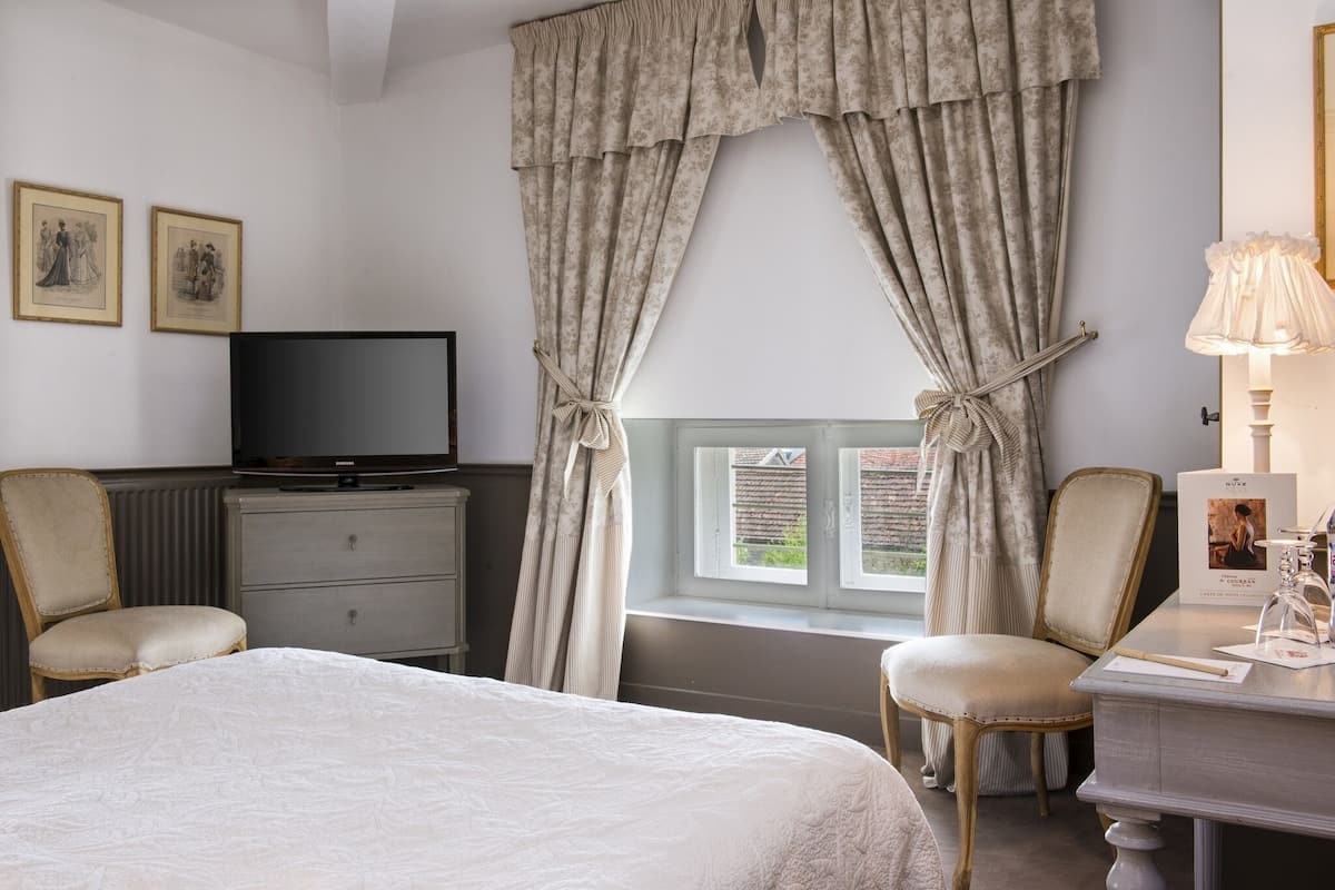 In-room safe, desk, soundproofing, free WiFi