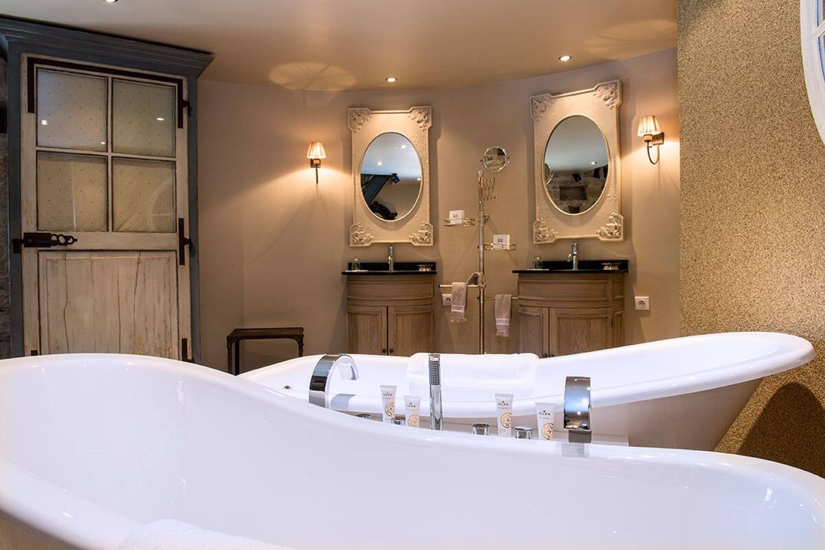 le pigeonnier | bathroom | hair dryer, towels