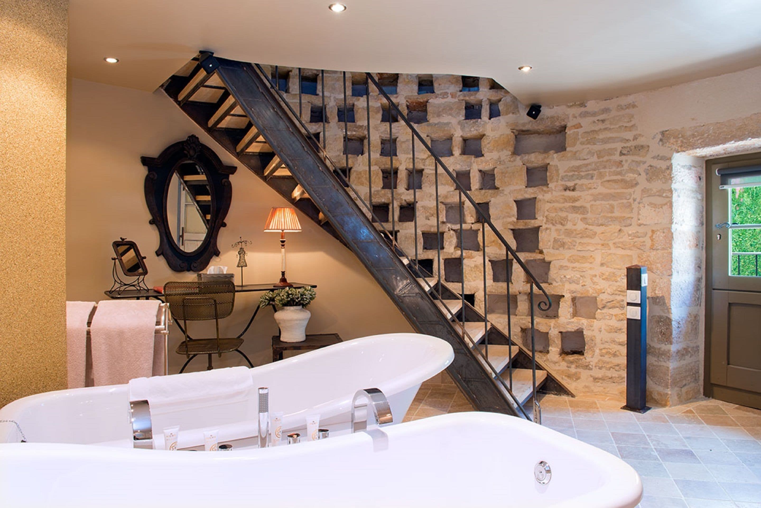 Smekmånadsrum | Värdeförvaringsskåp på rummet, individuell inredning och skrivbord