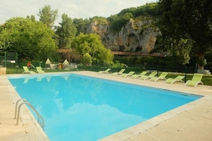 Piscina externa, funciona das 9h às 20h, espreguiçadeiras