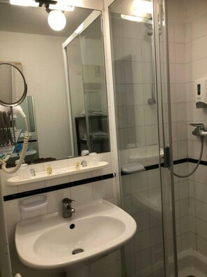 Free toiletries, hair dryer, towels - Hôtel Les Falaises (Bouzies)