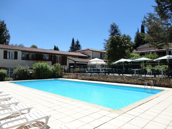 Outdoor pool, open 9:00 AM to 8:00 PM, pool loungers