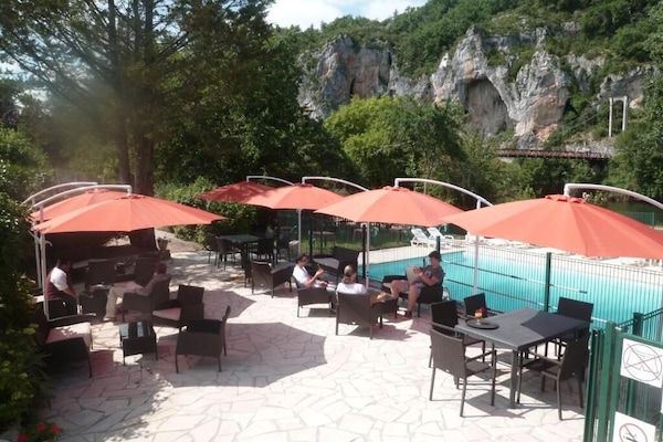 Piscina externa, funciona das 9h às 20h, espreguiçadeiras