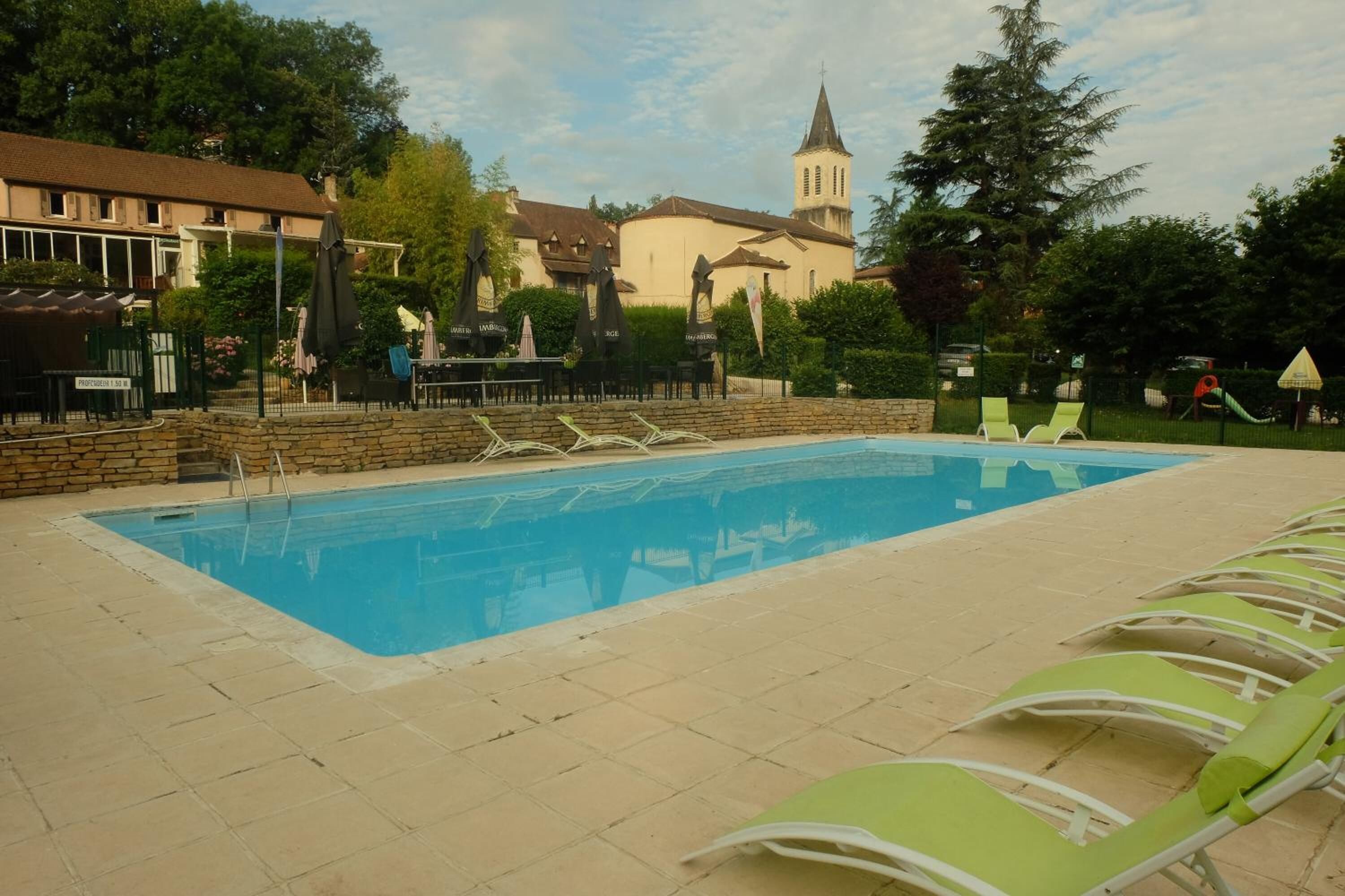 Piscine extérieure, chaises longues
