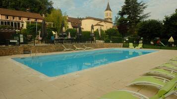 Piscine extérieure, chaises longues