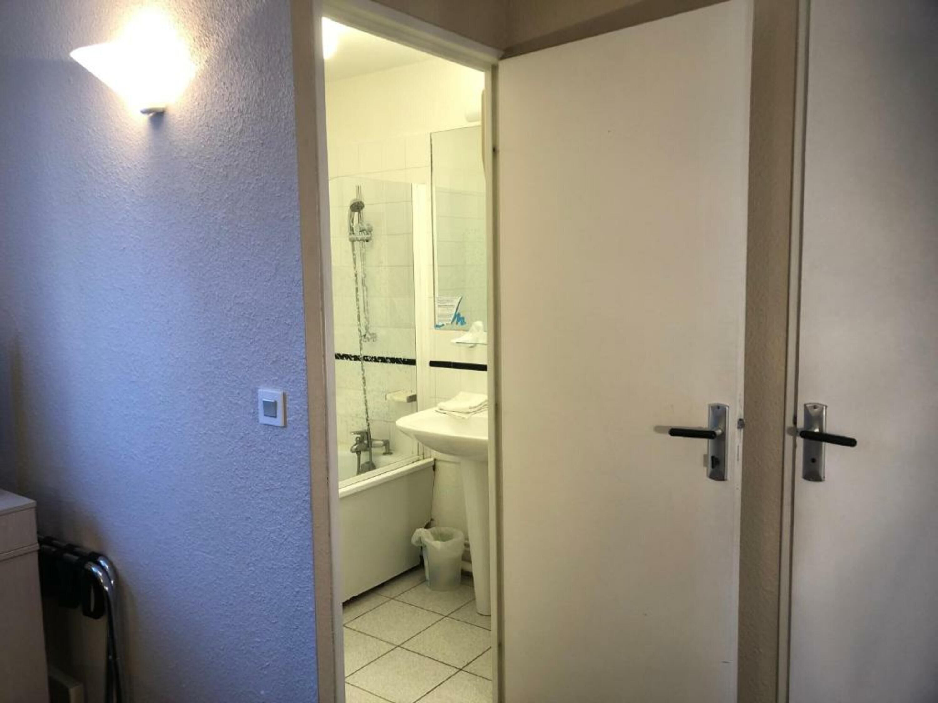 twin room | bathroom | free toiletries, hair dryer, towels