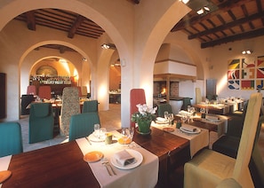 Breakfast, lunch, dinner served; Italian cuisine, garden views