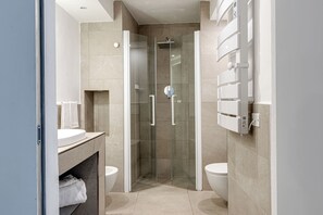 Chambre Classique | Salle de bain | Douche, articles de toilette gratuits, sèche-cheveux, chaussons