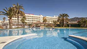 Piscina coberta, piscina a l'aire lliure de temporada i gandules