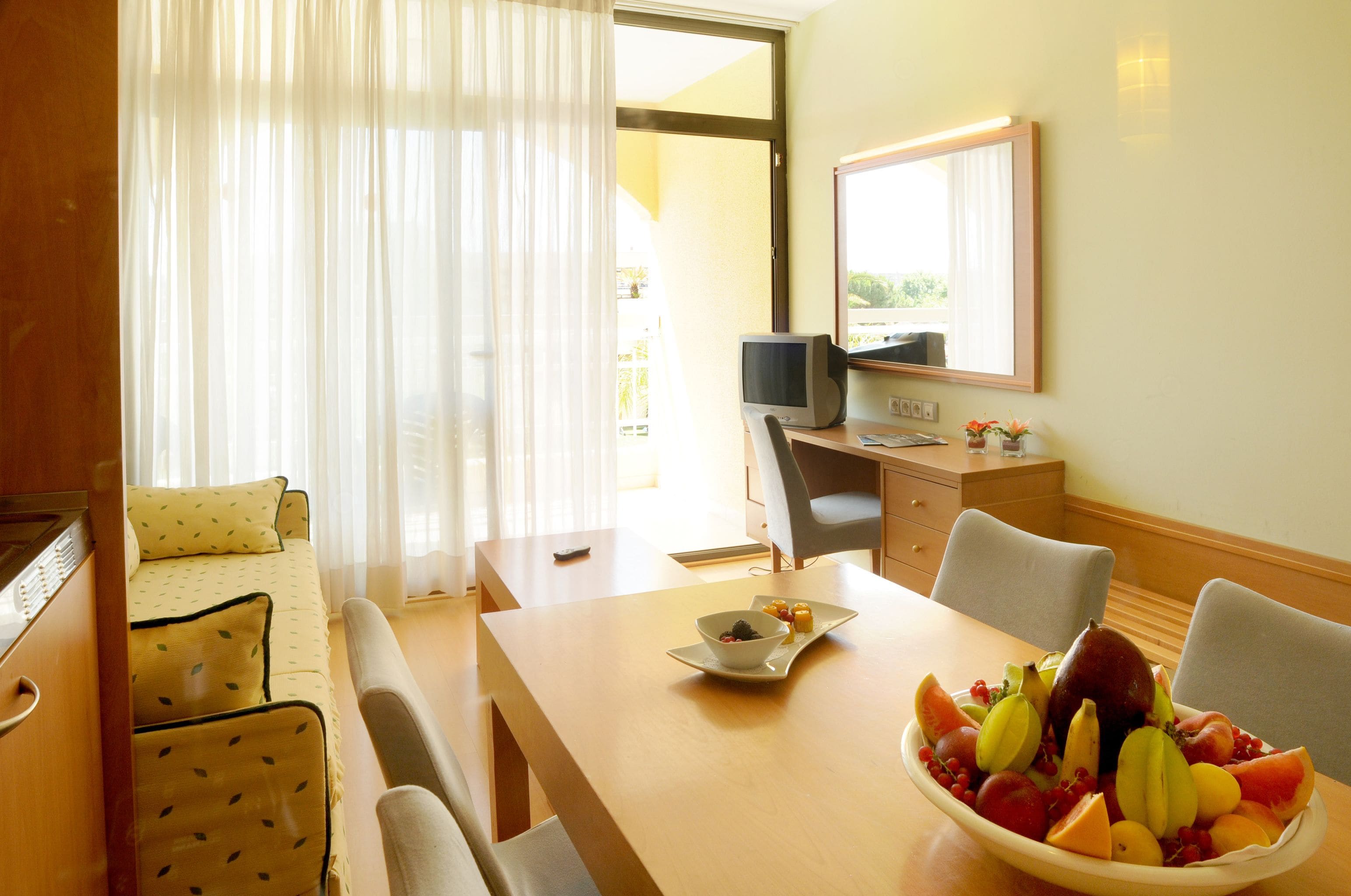 family room (2 adults + 3 children) | desk, soundproofing, wifi