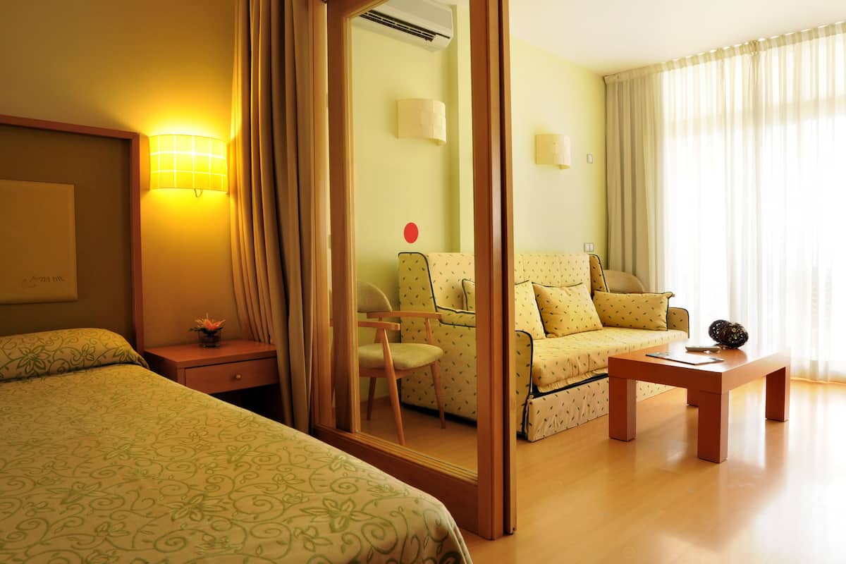 family room (2 adults + 3 children) | desk, soundproofing, wifi