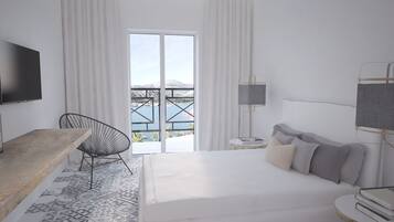 Une chambre d’hôtel équipée d’un lit, d’un bureau, d’une chaise, d’une télévision et offrant une vue sur la mer grâce à une grande fenêtre.