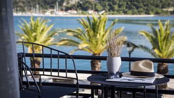 Habitación superior, vista al mar | Balcón