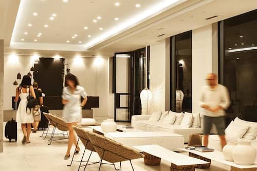 Coin salon dans le hall