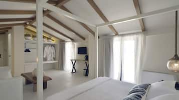 Quarto com uma cama grande, teto de madeira, televisão e mesa de cabeceira.