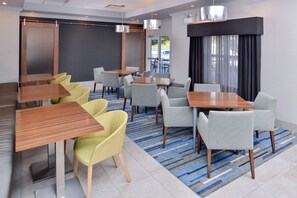 Bao gồm bữa sáng buffet hàng ngày 