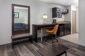 Hypo-allergenic bedding, down duvets, pillow-top beds, in-room safe - Holiday Inn Express St. Louis West - O'Fallon by IHG (O'Fallon)