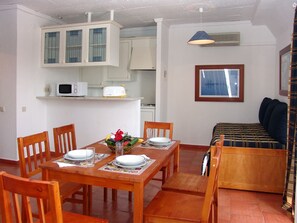 Fridge, microwave, cookware/dishes/utensils - Regina Apartamentos (Albufeira)