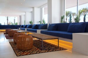 Coin salon dans le hall