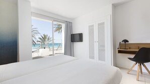A modern hotel room with a large bed, a desk, and a TV. - HM Tropical Hotel (Palma de Mallorca)