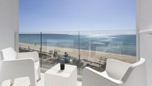 A balcony with a clear view of the beach and ocean. - HM Tropical Hotel (Palma de Mallorca)