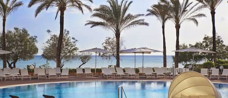 Piscine extérieure, parasols de plage, chaises longues