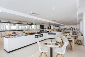 Der serveres morgenmad, frokost og aftensmad