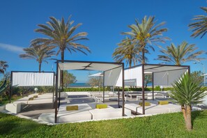 Utendørsbasseng, bassengparasoller og solsenger