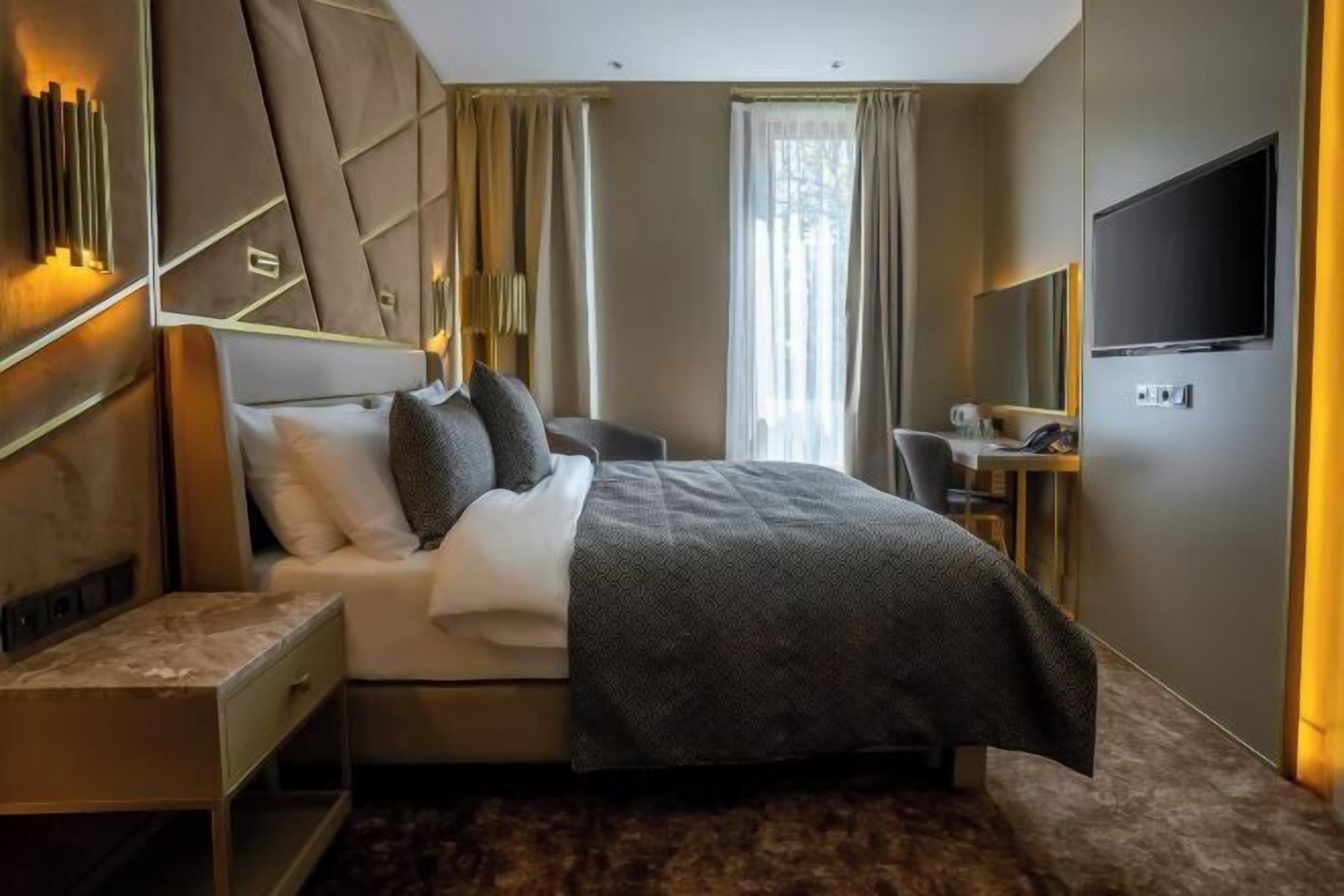 มินิบาร์, ตู้นิรภัยในห้องพัก, โต๊ะทำงาน, พื้นที่ทำงานแบบใช้แล็ปท็อป