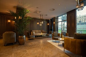 Coin salon dans le hall