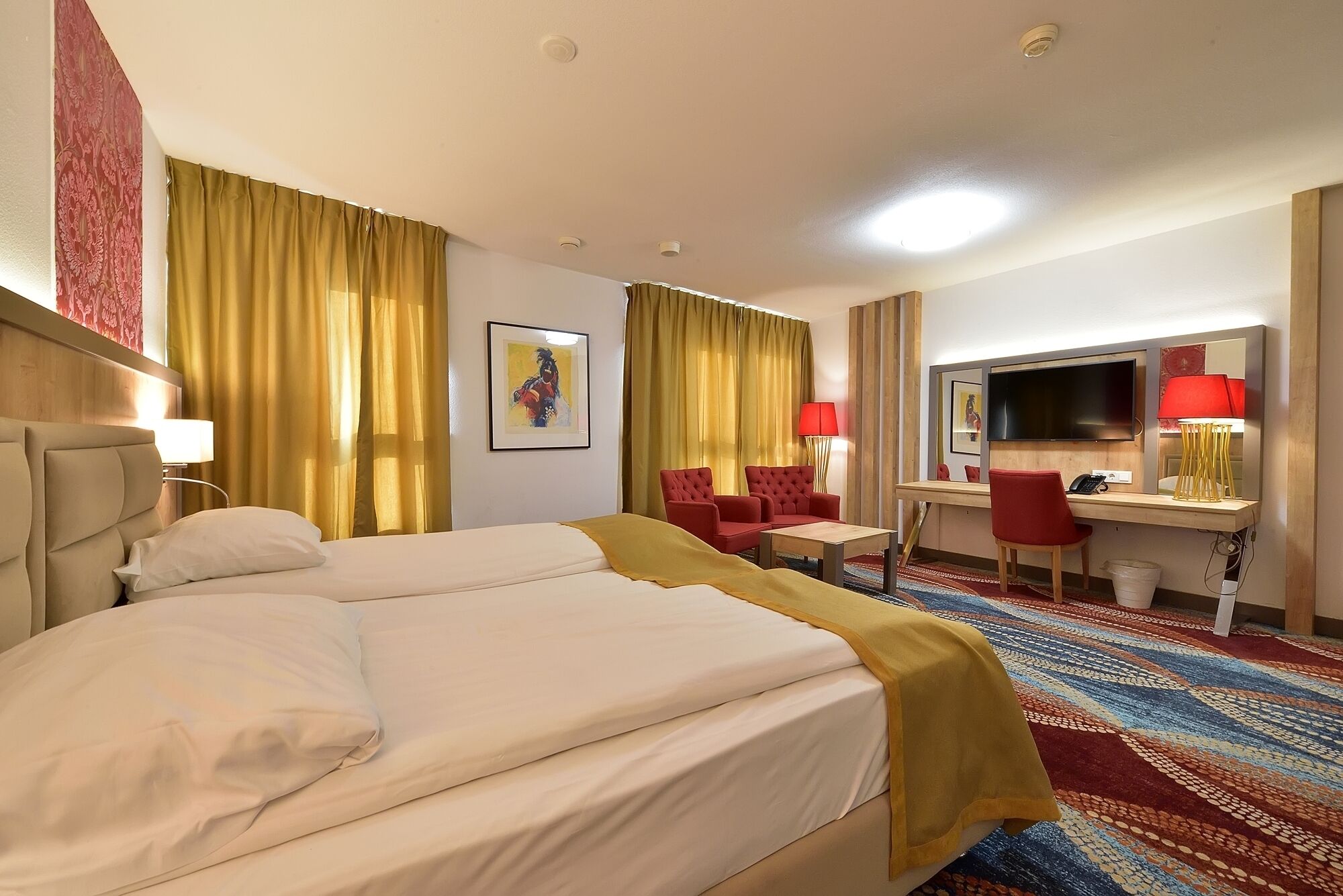 ميني بار وخزنة داخل الغرفة ومكتب ومساحة عمل للكمبيوتر المحمول