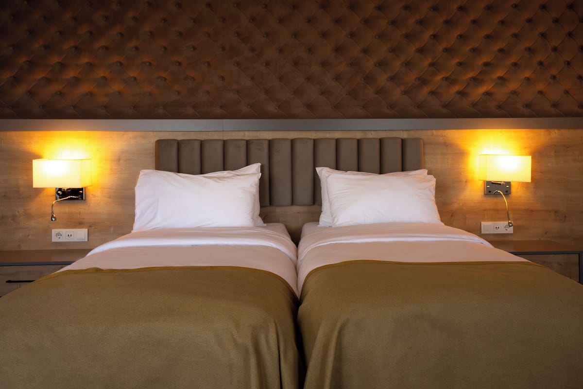 Zweibettzimmer | Minibar, Zimmersafe, Schreibtisch, laptopgeeigneter Arbeitsplatz